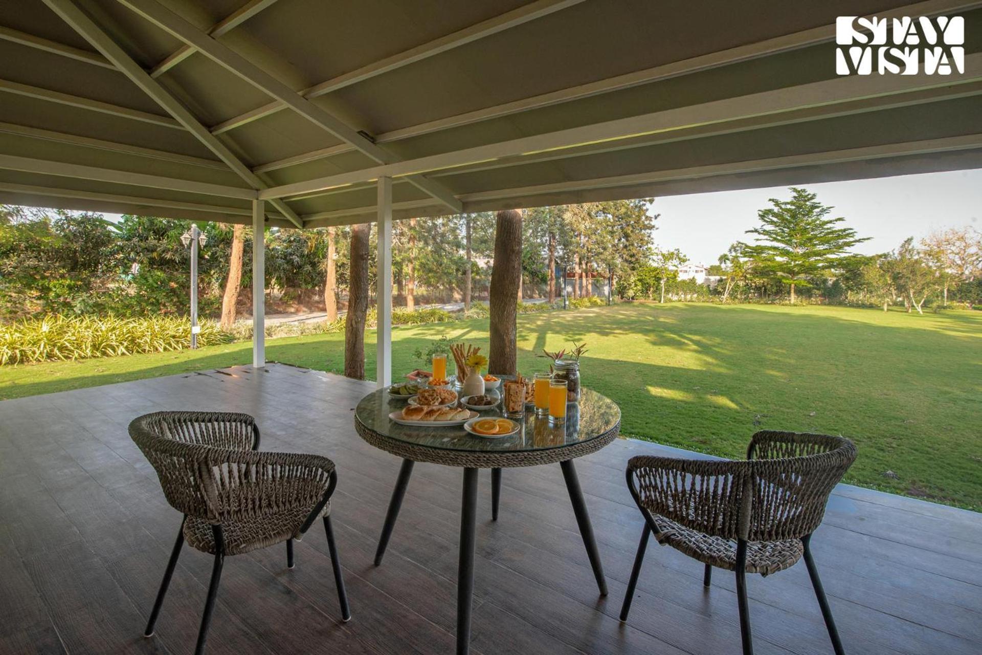 Stayvista'S Silver Grove - Serene Haven With Expansive Lawn & Terrace ナーシク エクステリア 写真